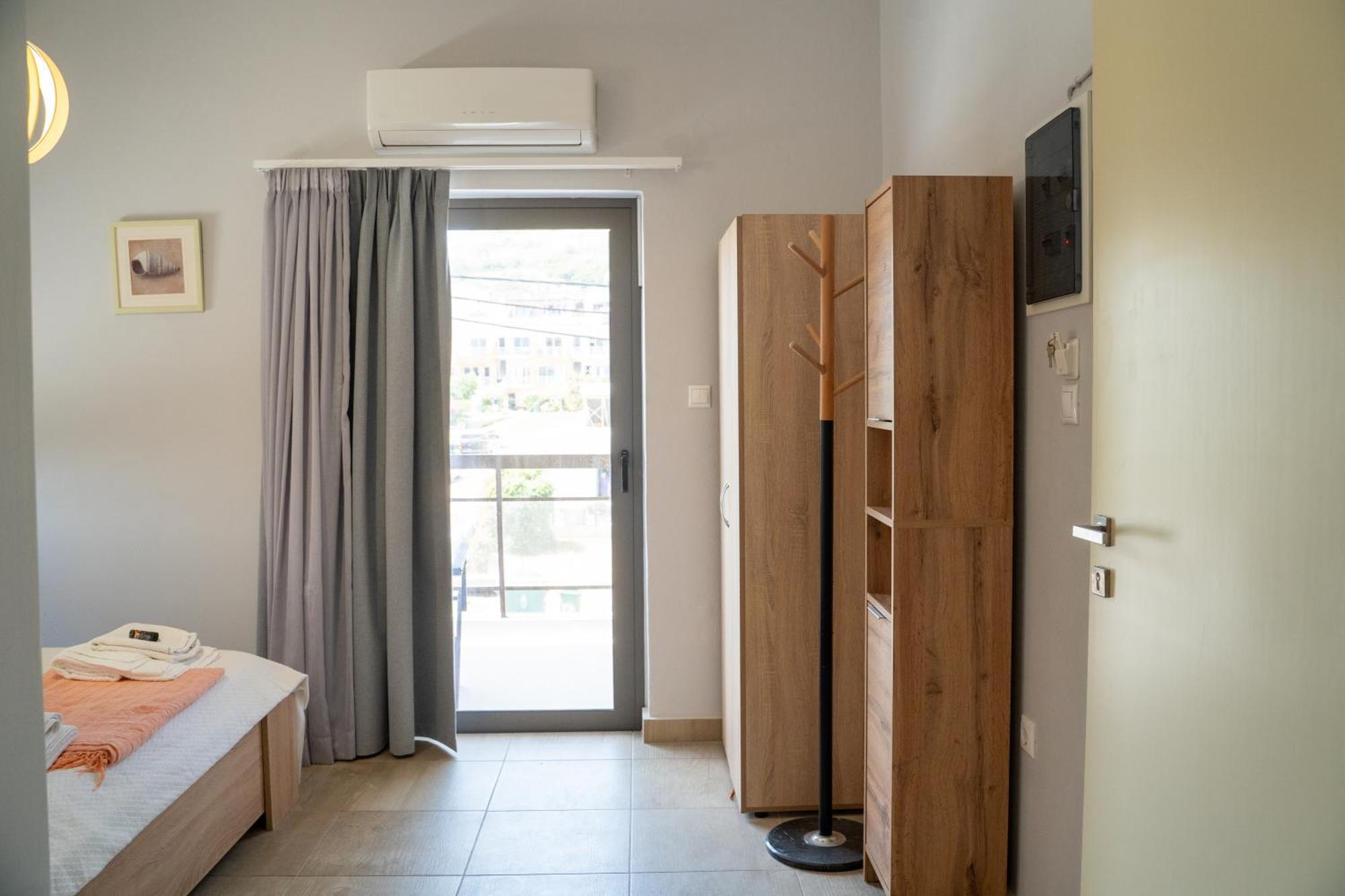 Nefeli Rooms Agia Marina Esterno foto