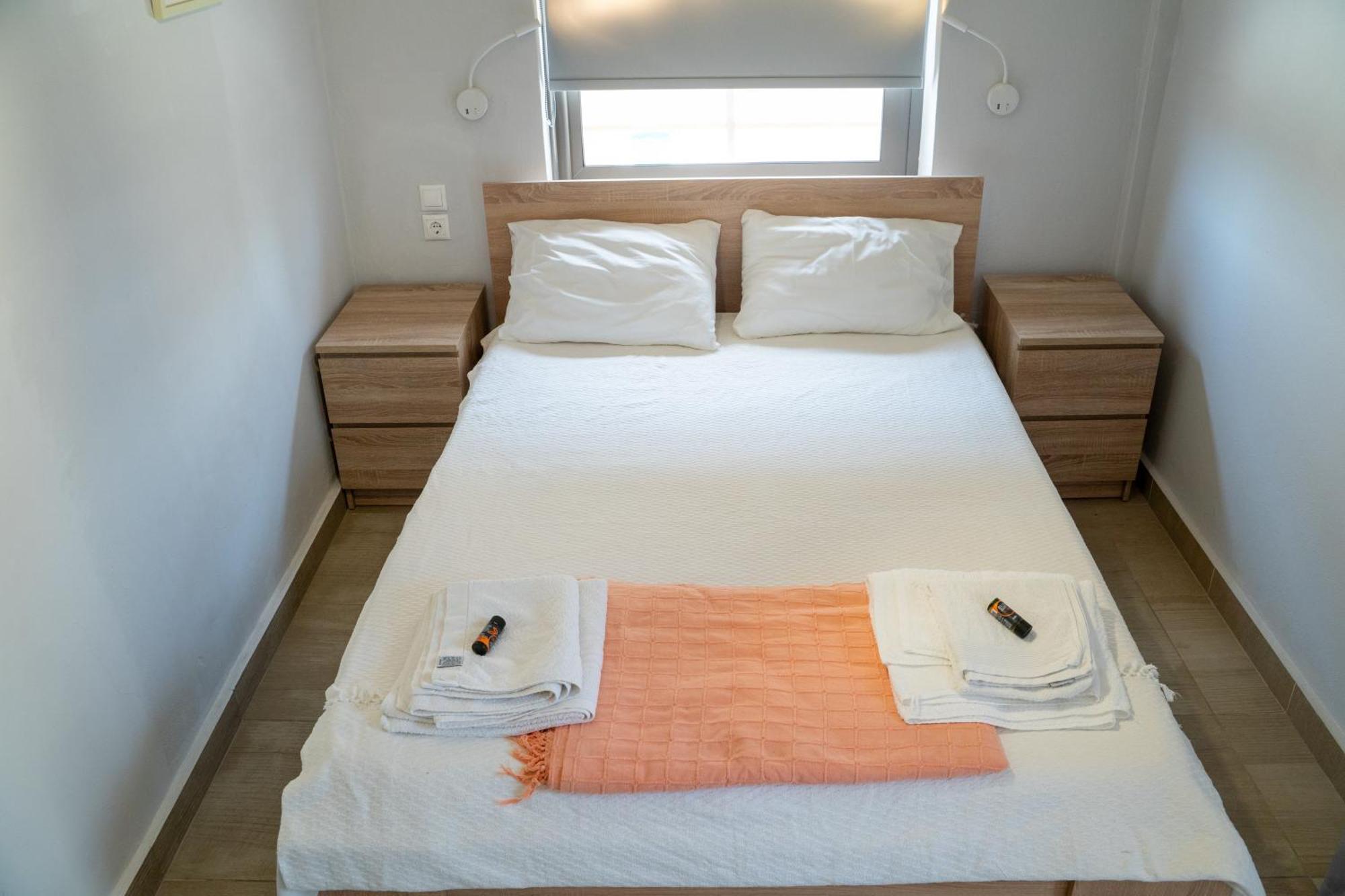 Nefeli Rooms Agia Marina Esterno foto